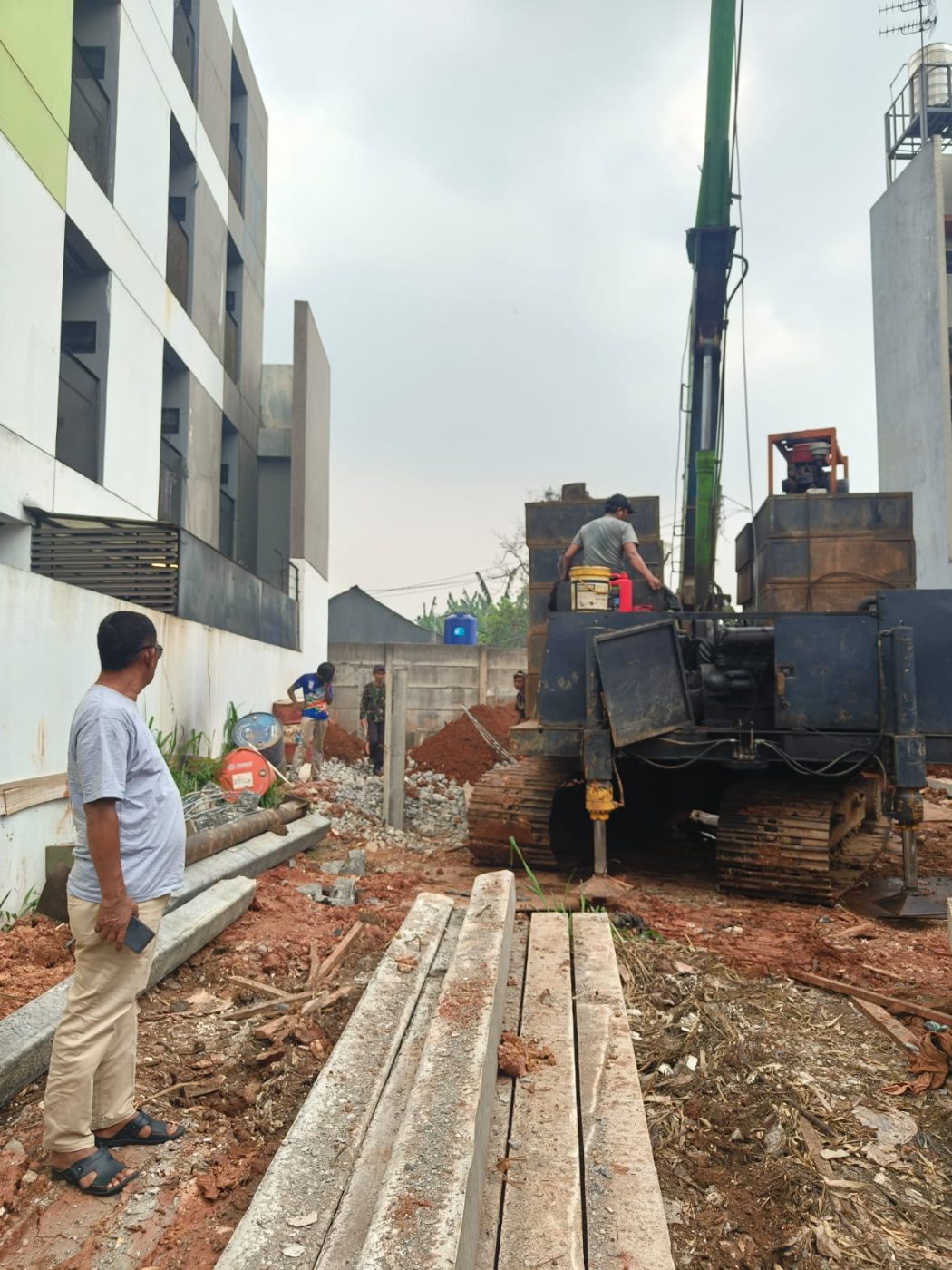 Tiang pancang beton precast tersusun rapi untuk proyek gudang logistik di Cikarang
