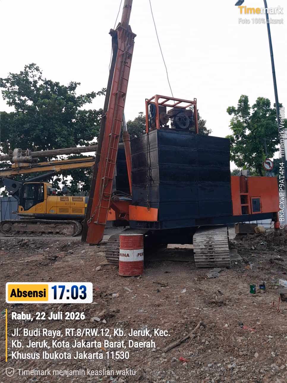 Alat pancang HSPD di site proyek sekolah SMPN 60 Bandung saat absensi lapangan