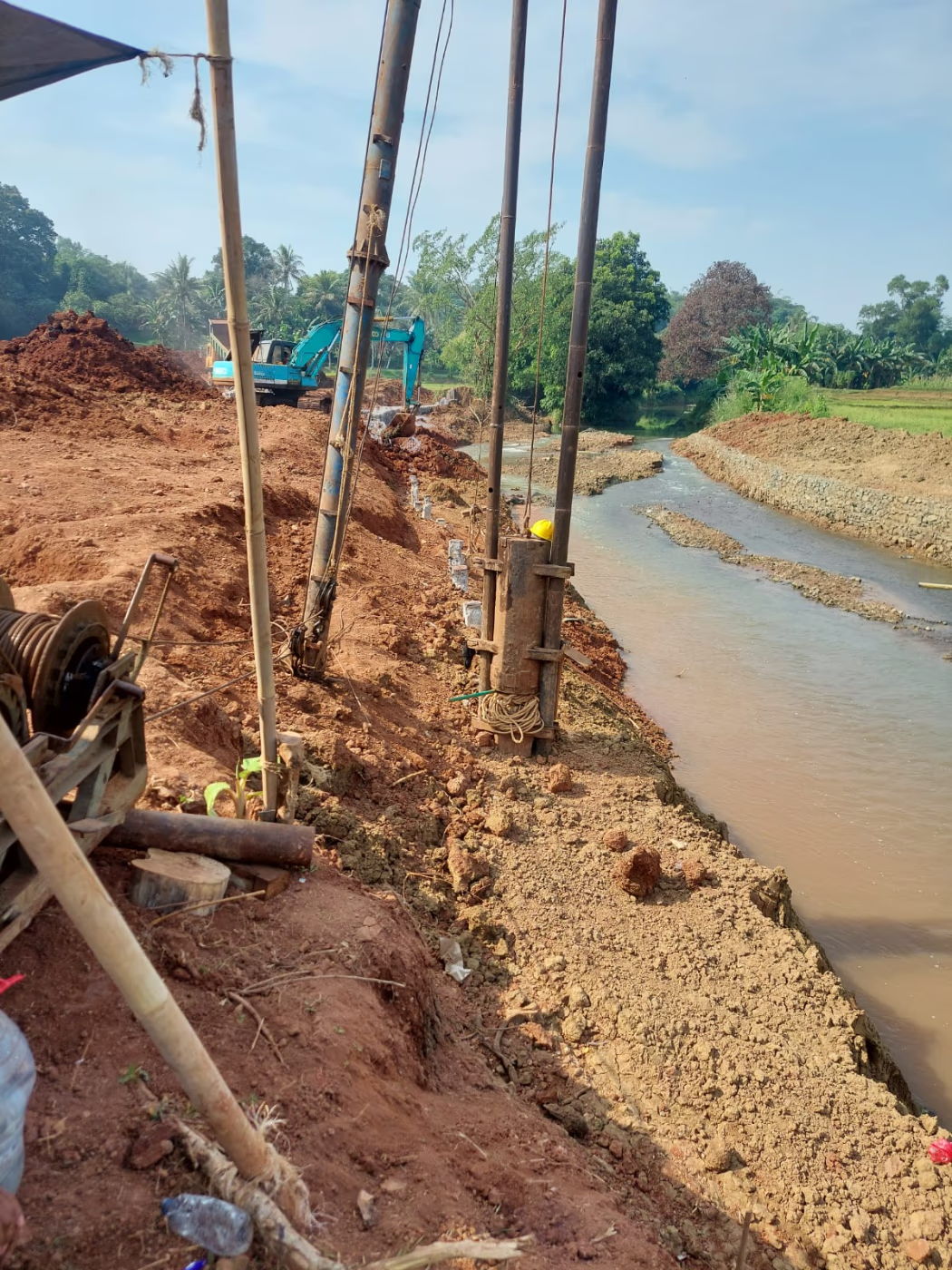 Pekerjaan pondasi dan pemasangan sheet pile pada area proyek infrastruktur sungai