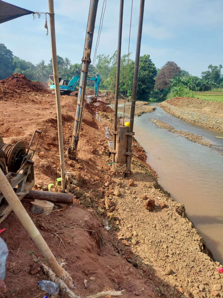 Pekerjaan pondasi dan pemasangan sheet pile pada area proyek infrastruktur sungai