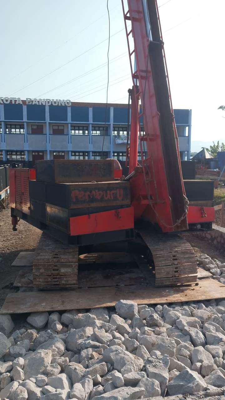 Hydraulic static pile driver di proyek SMPN 60 Kota Bandung